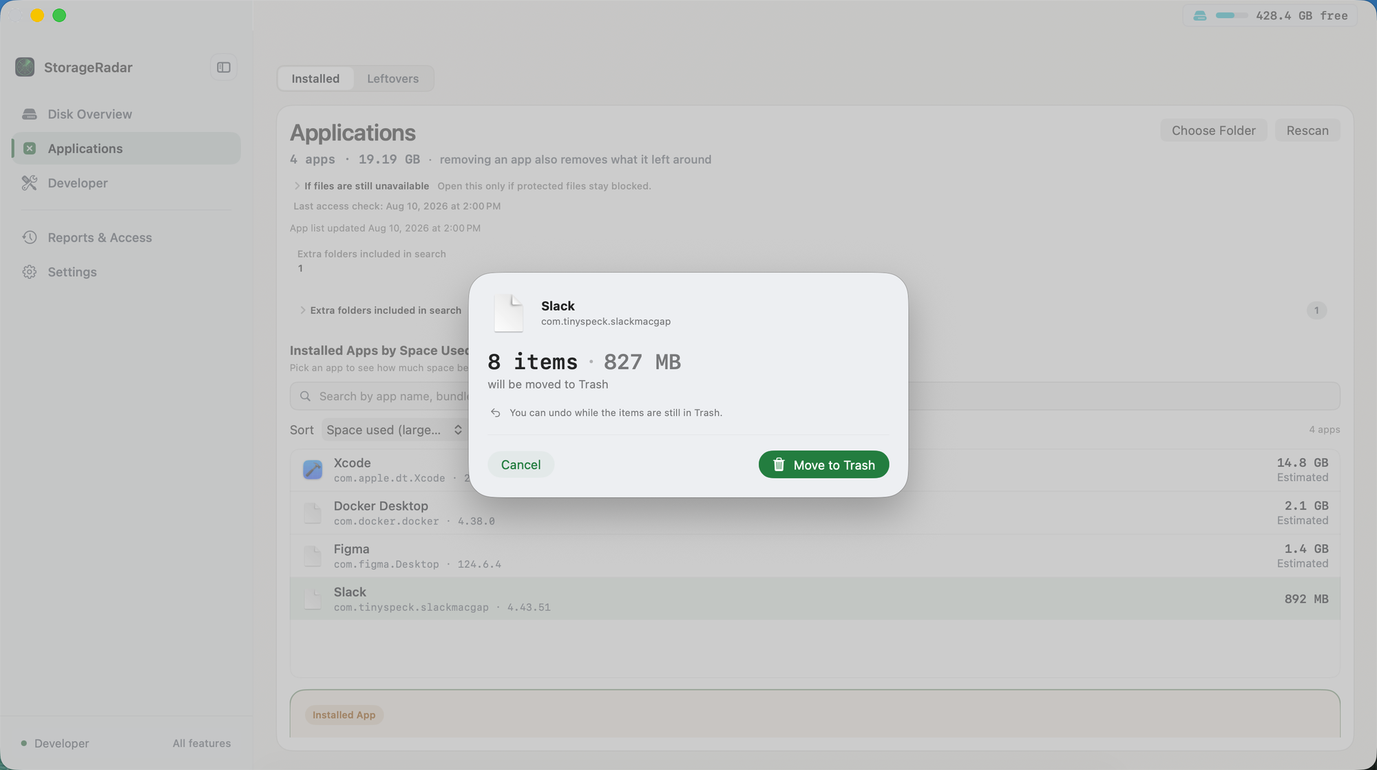 StorageRadar Applications 화면의 Installed 세그먼트와 Slack 제거 확인 창. 휴지통으로 옮길 8개 항목, 827 MB, 항목이 휴지통에 있는 동안 되돌릴 수 있다는 안내, Cancel 및 Move to Trash 버튼이 보이는 화면