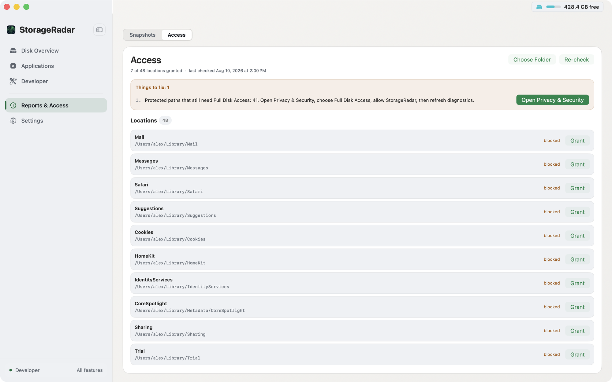 Écran Access de StorageRadar dans Reports & Access : 7 of 48 locations granted, boutons Choose Folder et Re-check, une note Things to fix sur 41 chemins protégés qui nécessitent Full Disk Access, le bouton Open Privacy & Security, et des emplacements comme Mail, Messages, Safari et Cookies marqués blocked, chacun avec un bouton Grant